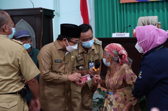 Wali Kota Malang Sutiaji dalam kegiatan pengentasan kemiskinan