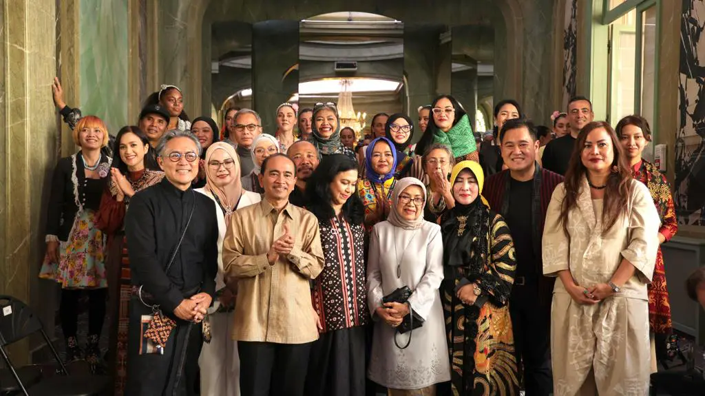 Viva Cosmetics Jadi Official Make Up & Hair Paris Front Row 2022