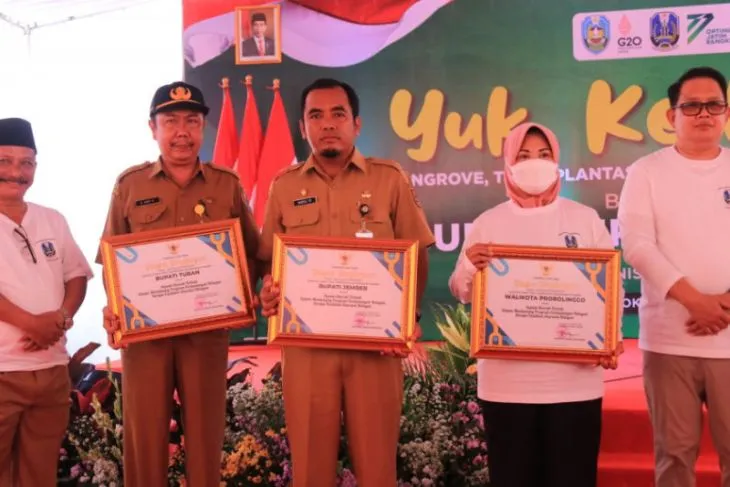 Perkuat Dukungan Nelayan, Bupati Jember Raih Penghargaan