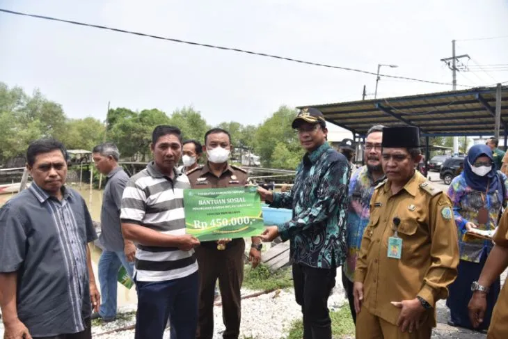 Nelayan Sidoarjo Terima Bantuan BBM Dari Bupati Muhdlor