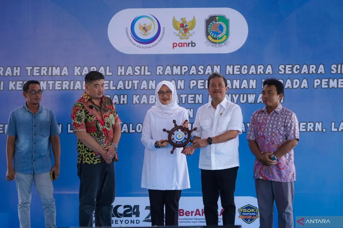 Menteri KKP Serahkan Kapal Rampasan ke Kelompok Nelayan Banyuwangi