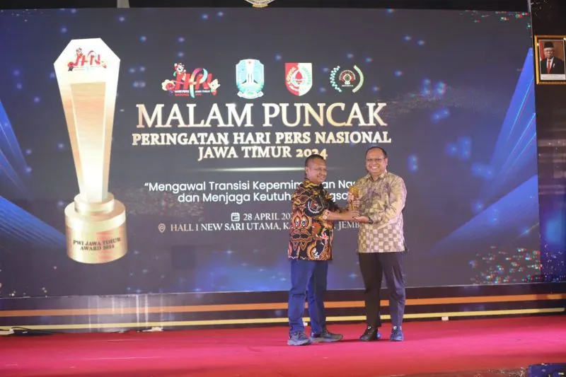 Praktisi SDM dan K3 Edi Priyanto Terima Anugerah PWI Jatim Award