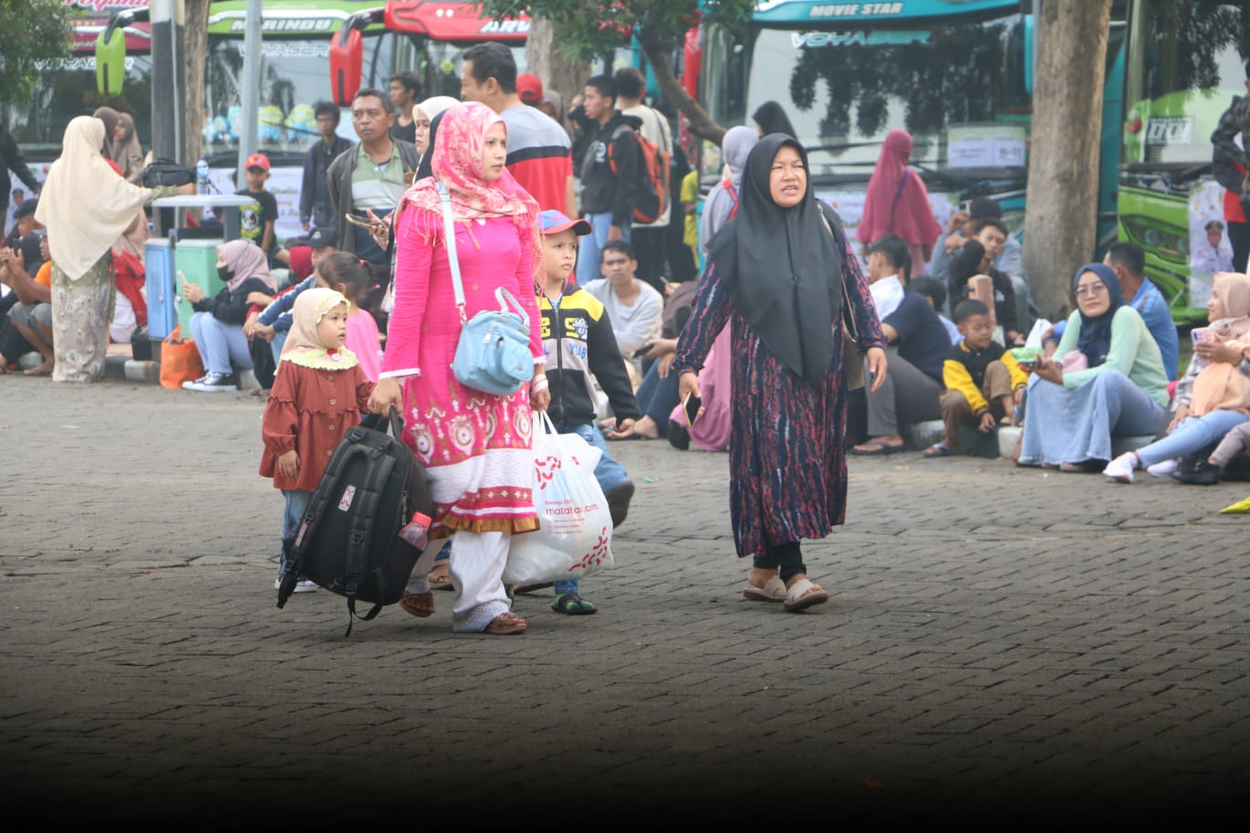 Masyarakat peserta mudik gratis bareng Gus Yani dan Bu Min antusias mengikuti acara mudik di halaman Kantor Bupati Gresik