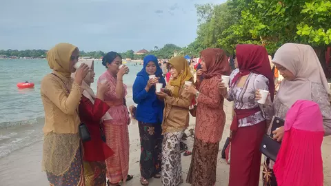 7.587 Perempuan Berkebaya di Jepara Pecahkan Rekor MURI Nyeruput Kopi Bareng