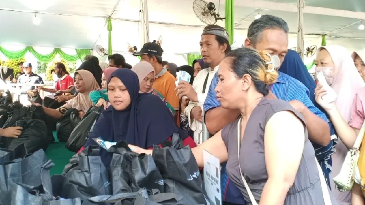 Bazaar Murah Sembako, Emak-emak Doakan Petrokimia Gresik Tambah Sukses