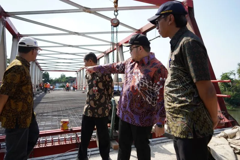 Jembatan Jongbiru Kediri Tuntas Juli Mendatang