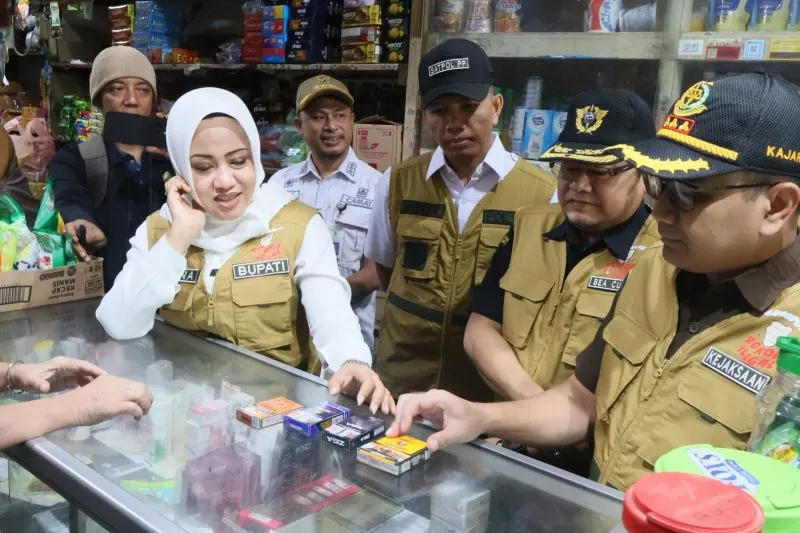 Kampanye Anti Rokok Ilegal, Bupati Ikfina Blusukan ke Pasar