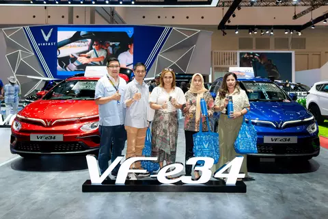 VinFast Serahkan Unit Mobil Listrik di Pameran GIIAS 2024