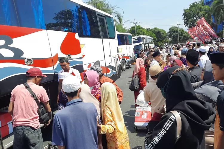 Bupati Situbondo Sambut Jamaah Haji di Rest Area