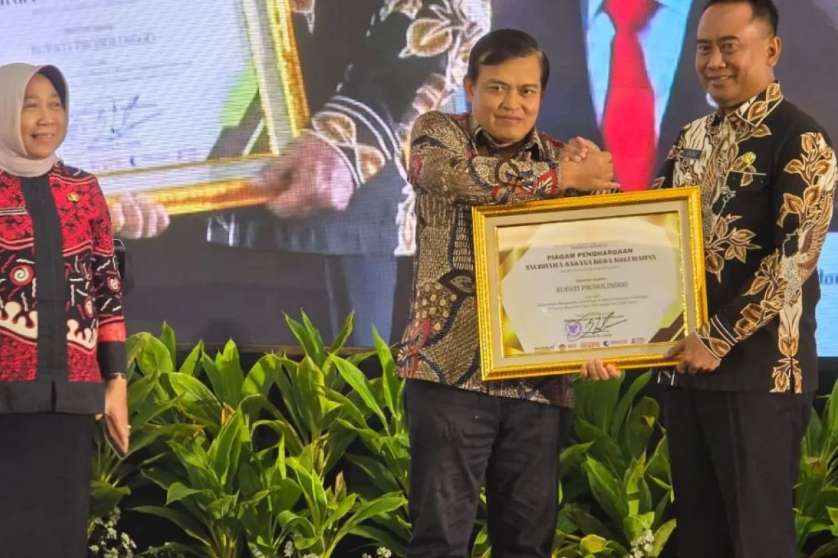 Pj Bupati Probolinggo Raih Penghargaan Anubhawa Sasana Desa
