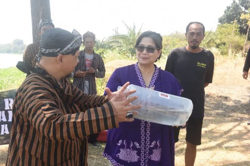 Pemkot Kediri Tebar 35 Ribu Bibit Ikan di Kali Brantas