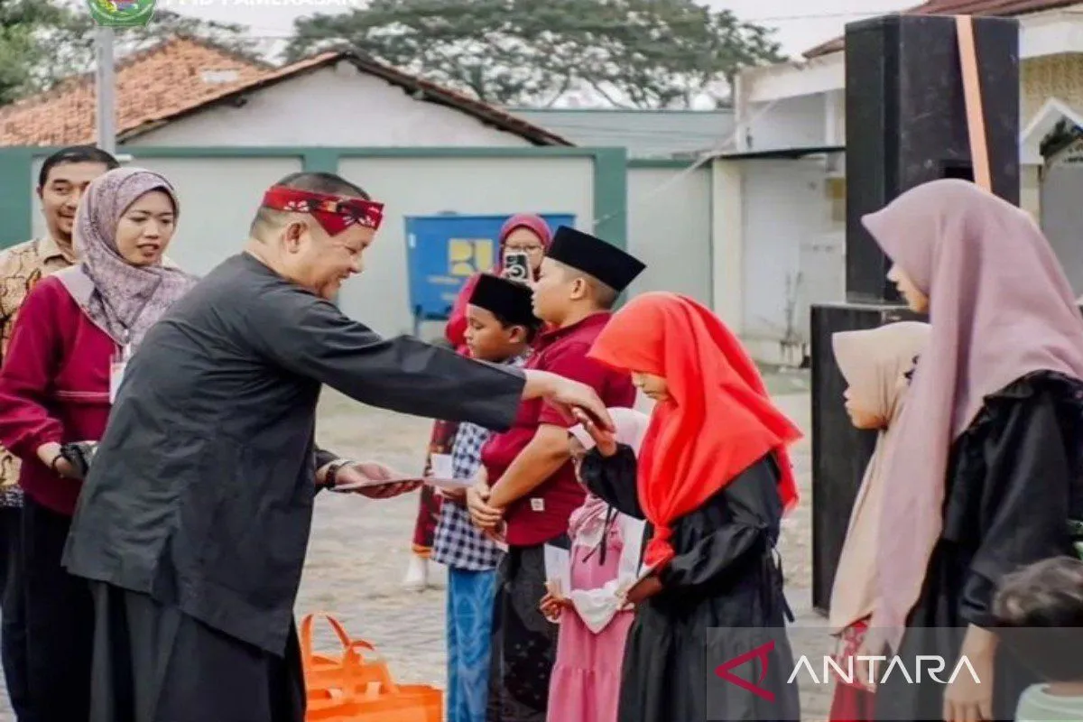 Pemkab Pamekasan Serahkan Bantuan ke Koperasi Usaha Mikro