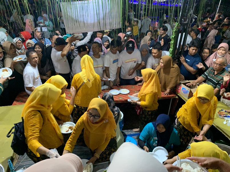 Ibu ibu PKK Desa Sidowungu sibuk melayani pengunjung yang antri makanan ayam