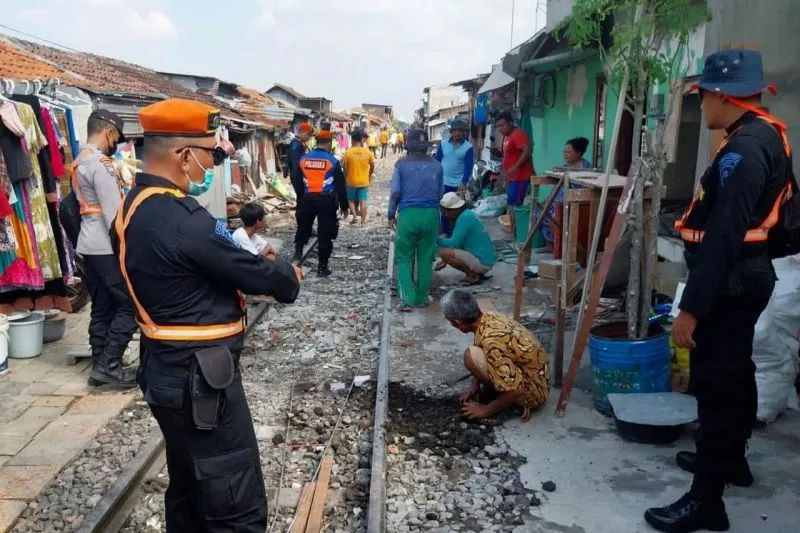 KAI Daop 8 Sosialisasikan Imbauan Tidak Beraktifitas di Jalur KA