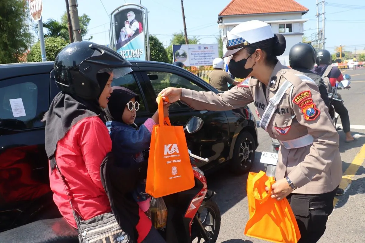 KAI Daop 7 dan Polresta Madiun Kampanyekan Disiplin Lalin Perlintasan KA