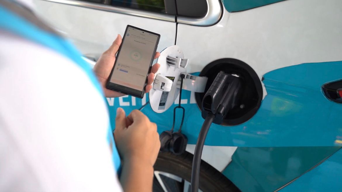 Ilustrasi pengisian baterai mobil di SPKLU PLN