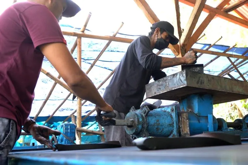 Di Tangan Nur Hasan, Limbah Batok Kelapa Berubah Jadi Cuan