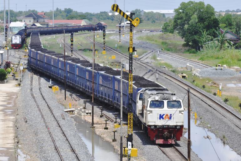 PT Kereta Api Indonesia (KAI) mengangkut 16.631.048 ton batu bara pada periode Januari-April 2026