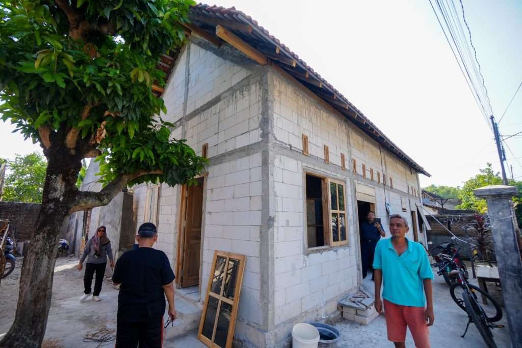 Pemerintah Kabupaten Madiun menyelesaikan proses renovasi sebanyak 1.881 unit rumah tidak layak huni (RTLH) bagi warga kurang mampu sebagai upaya percepatan penurunan angka kemiskinan di wilayah setempat pada tahun 2024.
