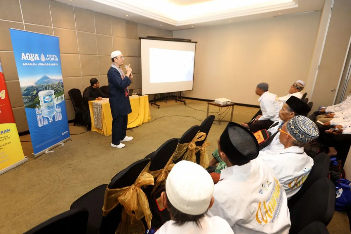 AQUA dan DMI Berangkatkan Marbot Masjid Ibadah Umrah