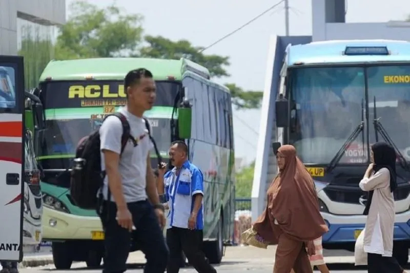 Pengguna Bus Umum di Terminal Purbaya Madiun Meningkat di Momen Liburan