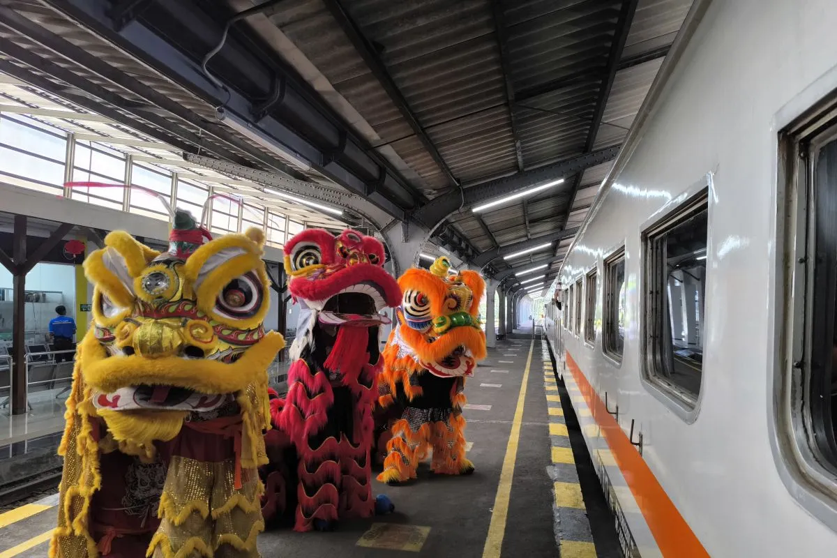 Atraksi Barongsai Hibur Penumpang KA di Stasiun Jember