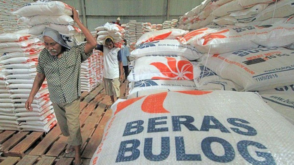 Cadangan beras saat ini tersedia 4 juta ton dan cukup untuk memenuhi kebutuhan nasional hingga akhir tahun