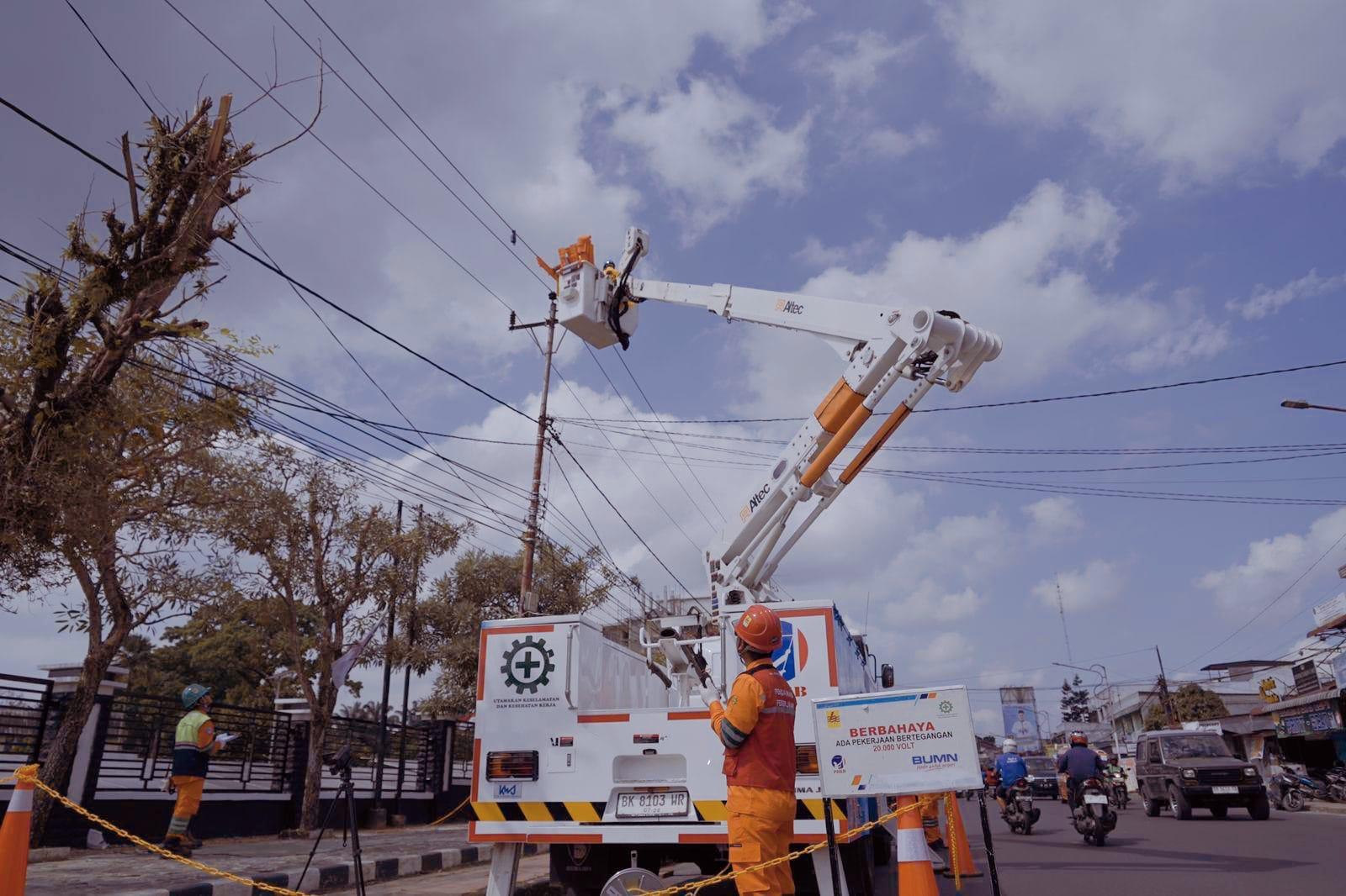PLN mengakui terdapat kendala teknis operasional pembangkit yang berakibat pada penurunan kemampuan sistem pasokan listrik.
