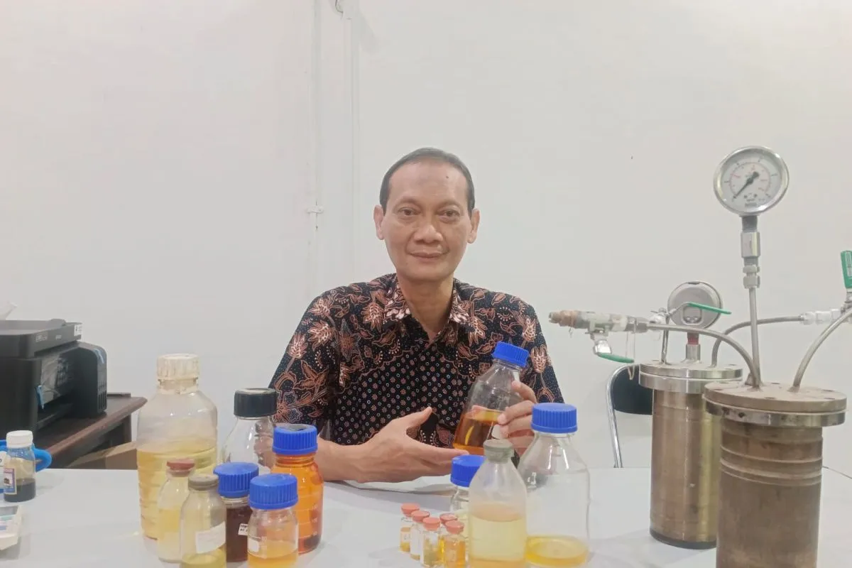 ITS Kembangkan Biofuel dari Campuran Biomassa dan Plastik