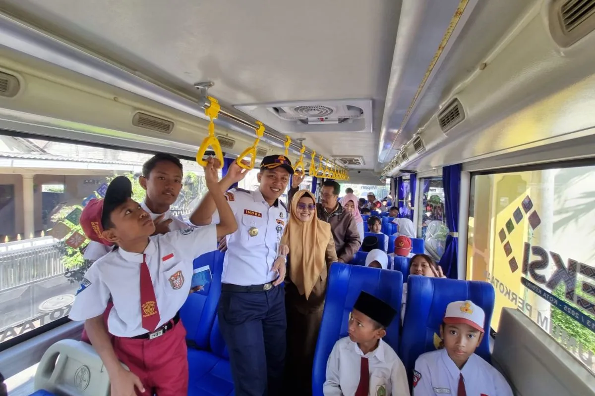 Pemkot Kediri Edukasi Pelajar Naik Bus Sekolah