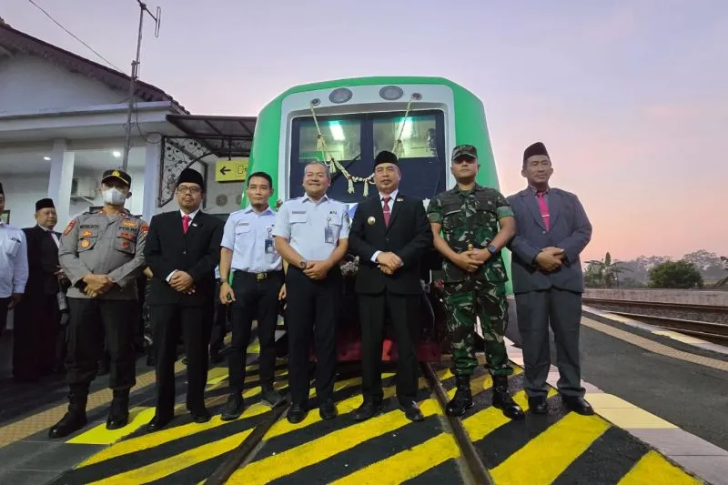 Keberangkatan Perdana KA BIAS dari Stasiun Caruban Dilepas Bupati Madiun