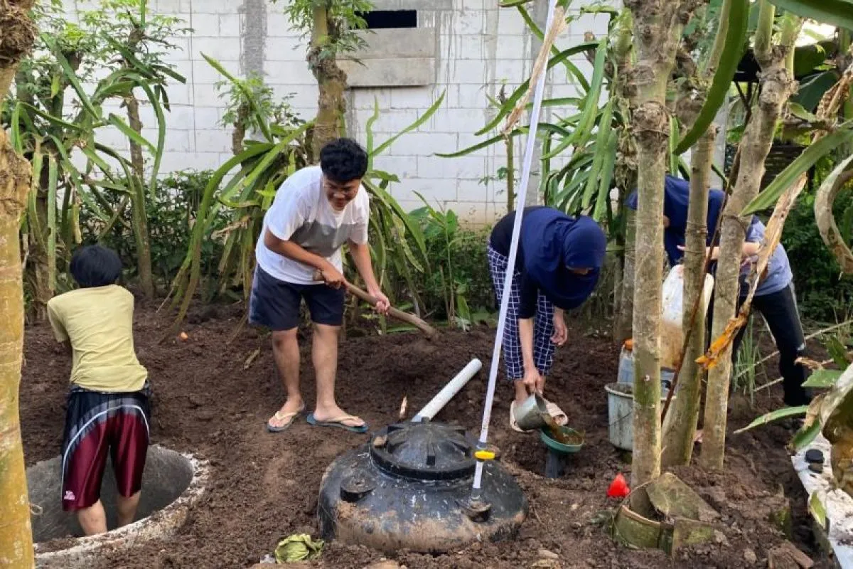 Mahasiswa UB Bersama Warga Banyuwangi Olah Biogas