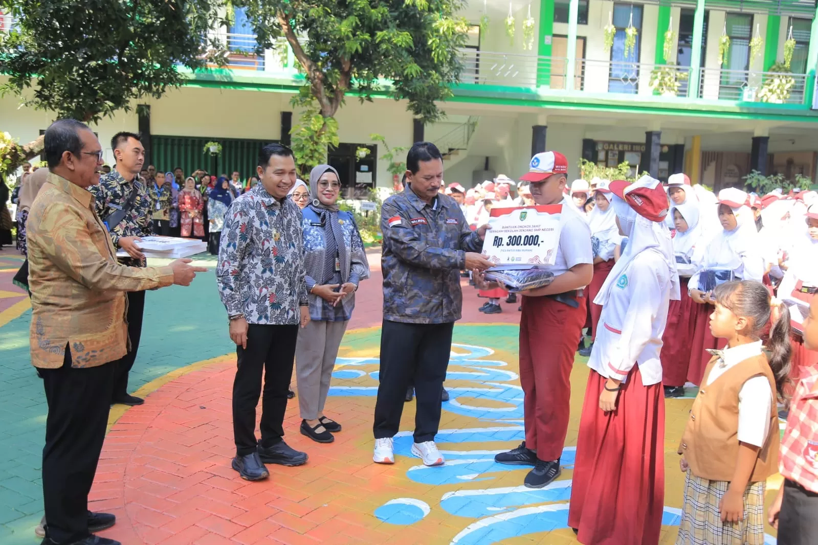 Wali Kota Madiun Bagikan Seragam Gratis untuk Ribuan Pelajar