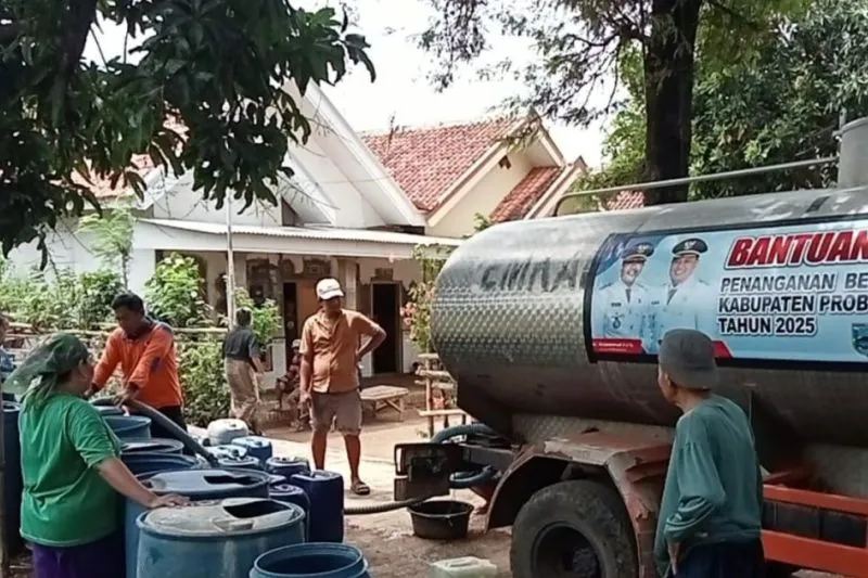 Bantu Atasi Kekeringan, BPBD Probolinggo Droping Air Bersih di Dua Desa