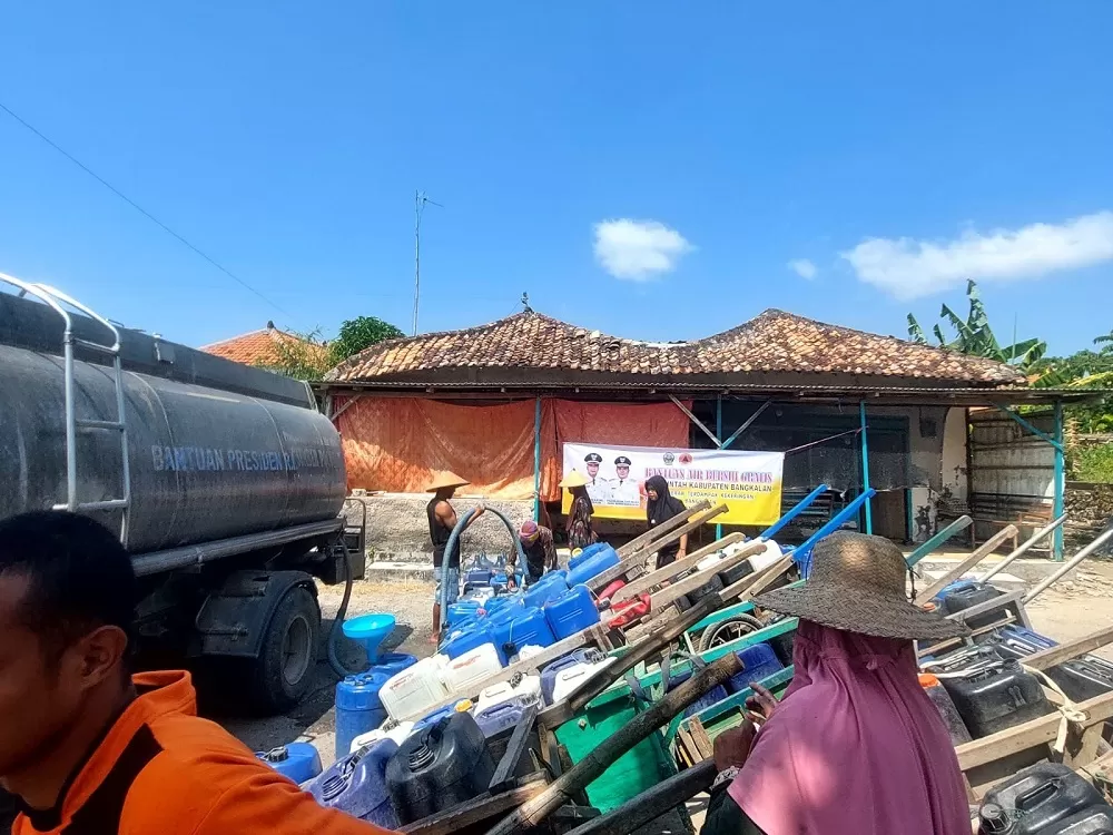 Pemkab Bangkalan Distribusikan Air Bersih ke Wilayah Terdampak Kekeringan