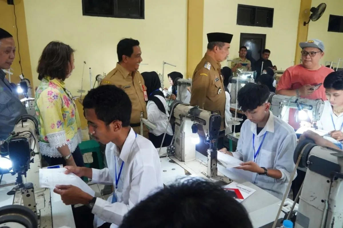 Ratusan Calon Naker Madiun Dapat Pelatihan Menjahit Sepatu