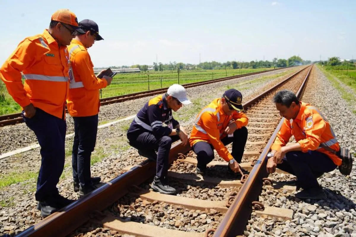 Pastikan Perjalanan Aman, KAI Periksa Lintas Stasiun Madiun-Jombang