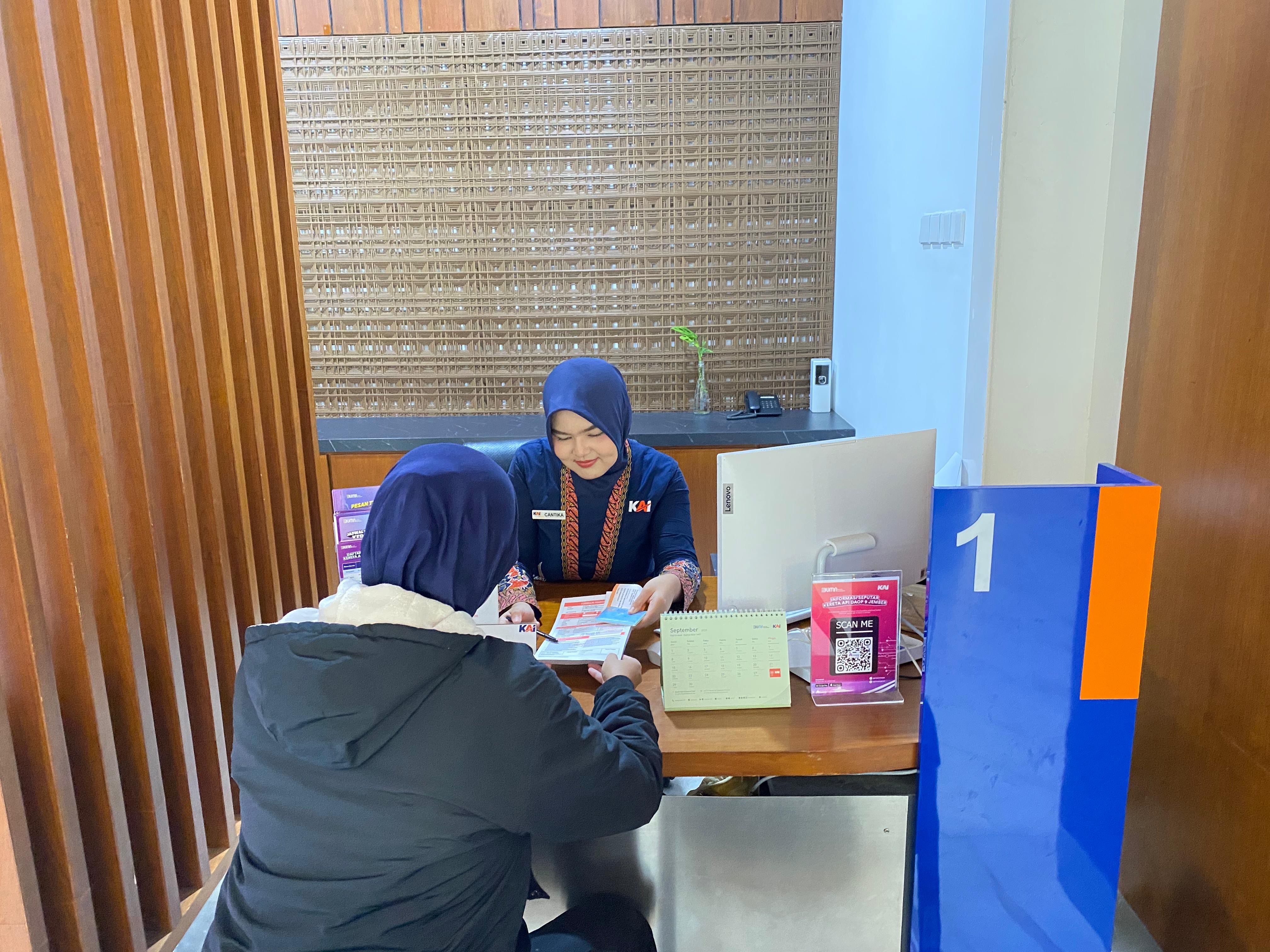 PT Kereta Api Indonesia (KAI) mencatat penjualan tiket sebanyak 496.967 lembar reguler periode lebaran