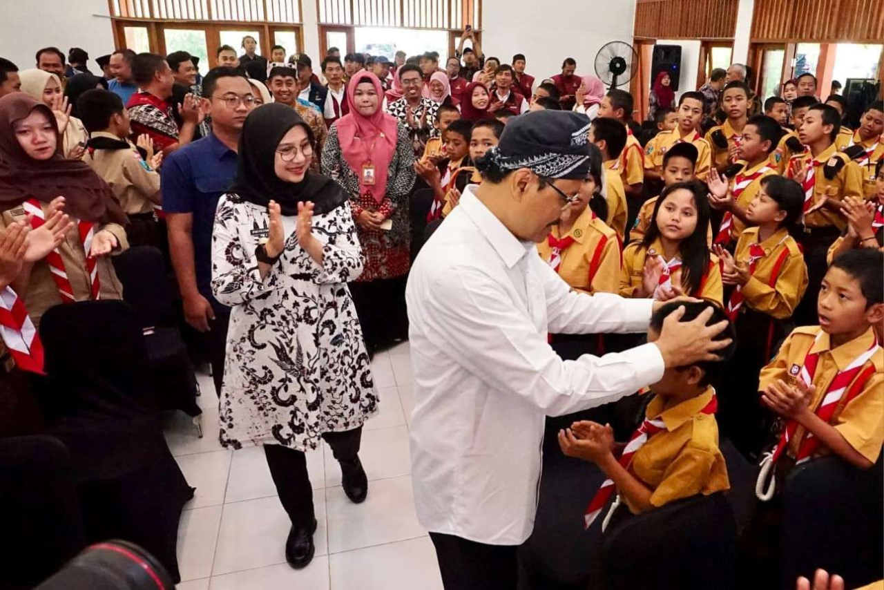 Bupati Banyuwangi Ipuk Fiestiandani mendampingi Mensos Gus Ipul meninjau sekolah rakyat