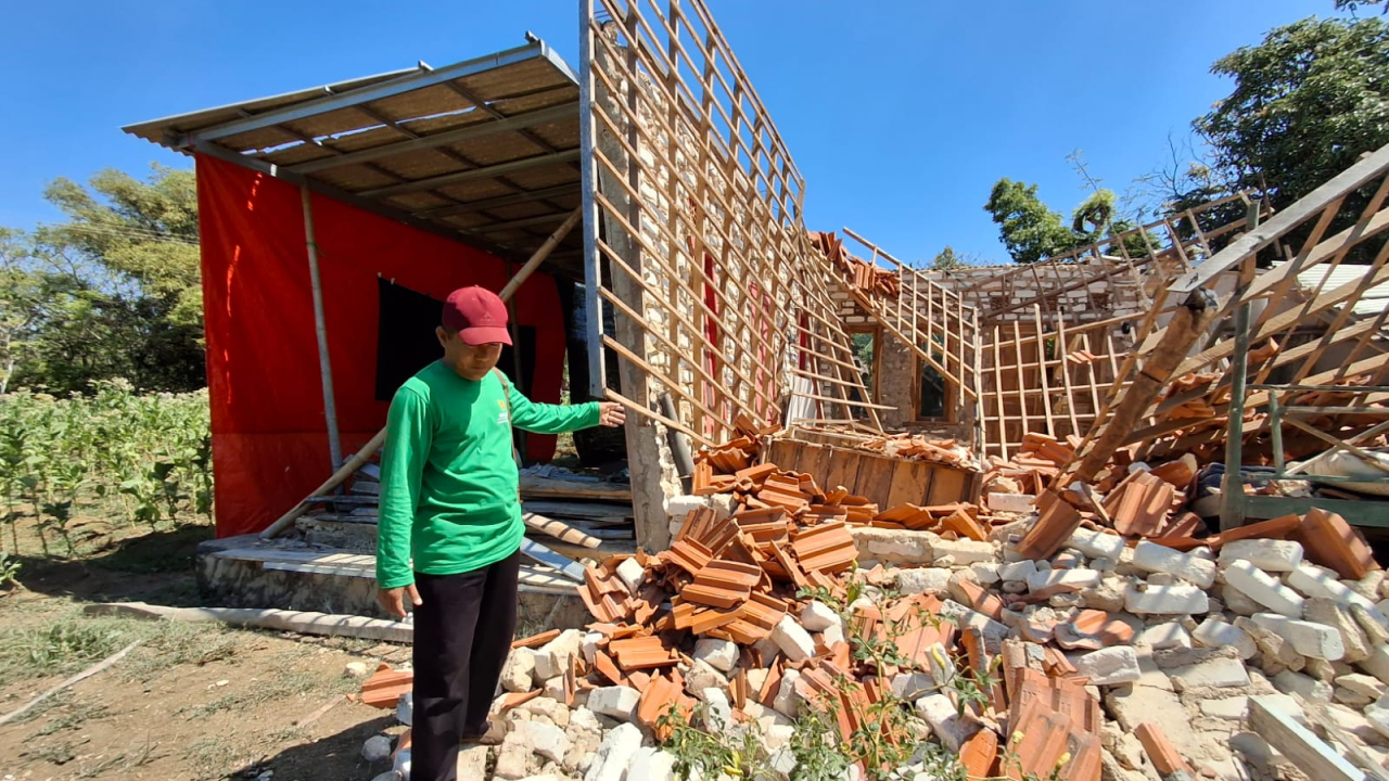 Kerusakan rumah warga akibat gempa bumi Sumenep