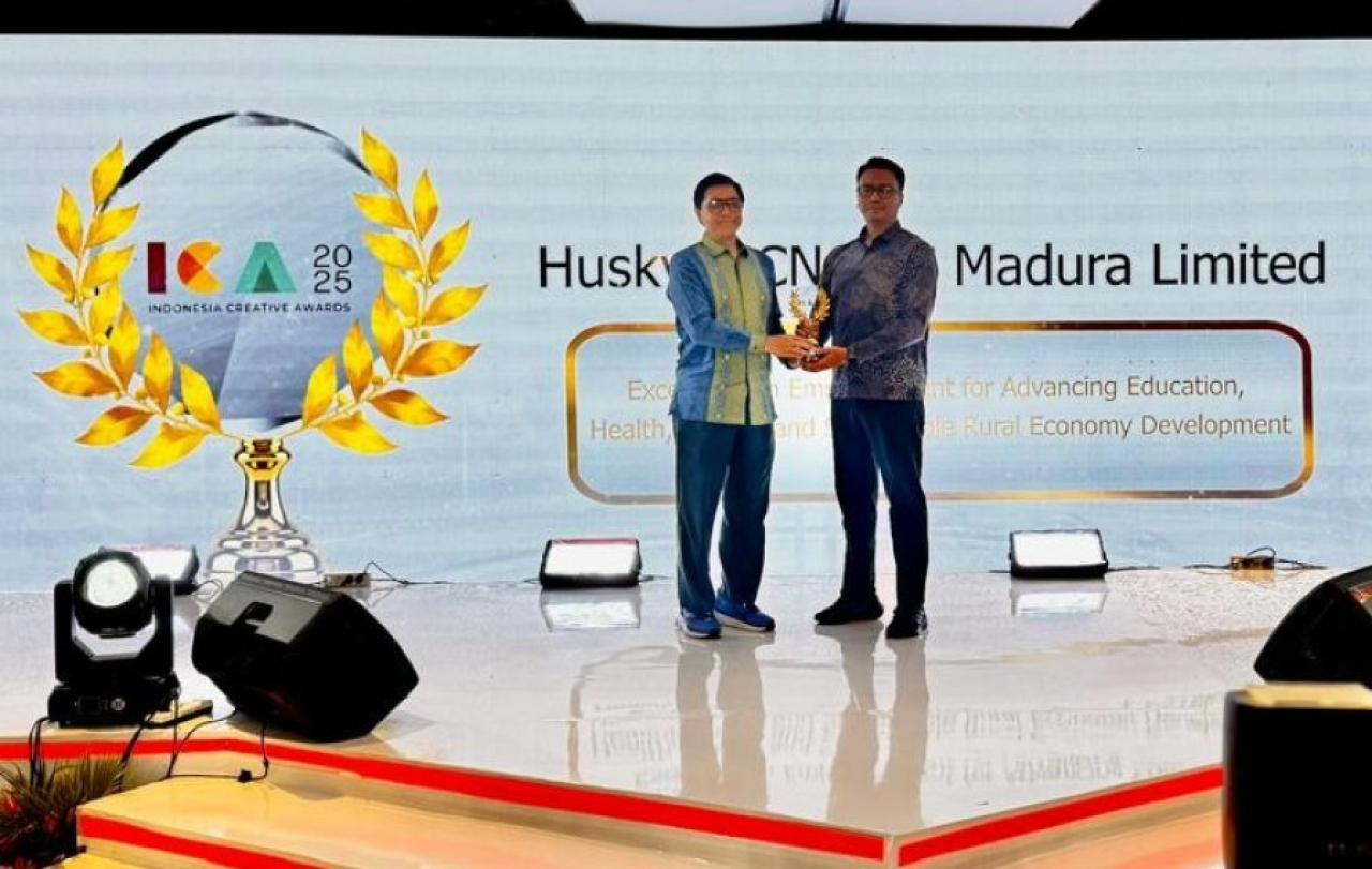 Penghargaan ini diwakili oleh Manager Jakarta Corporate Affairs & Performance, HCML, Aries Apriansyah