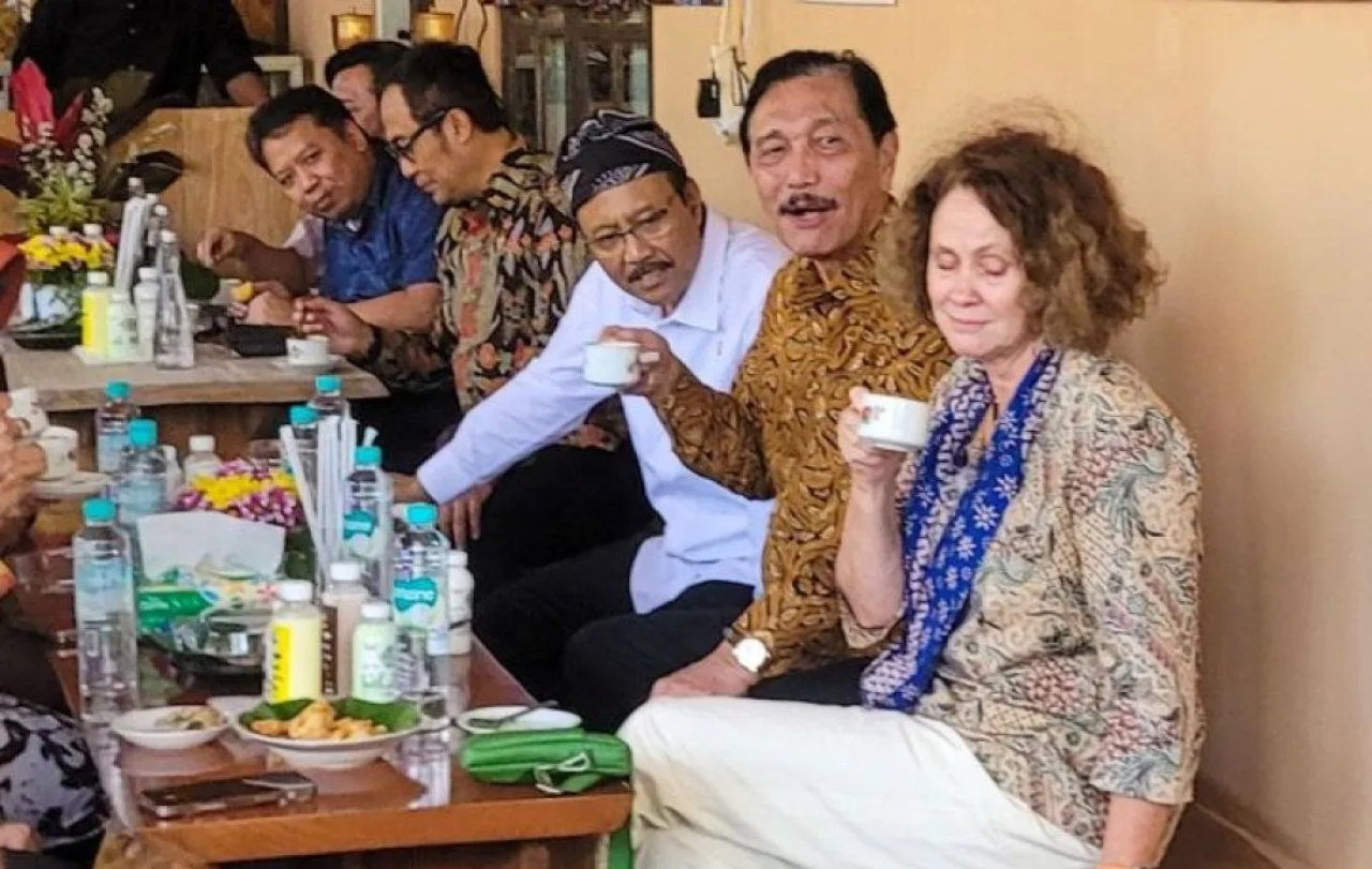 Ketua Dewan Ekonomi Nasional Indonesia Luhut Binsar Pandjaitan didampingi Bupati Ipuk Fiestiandani berbincang dengan pelaku kopi di Kampung Kopi Lerek Gombengsari, Banyuwangi, Jawa Timur.