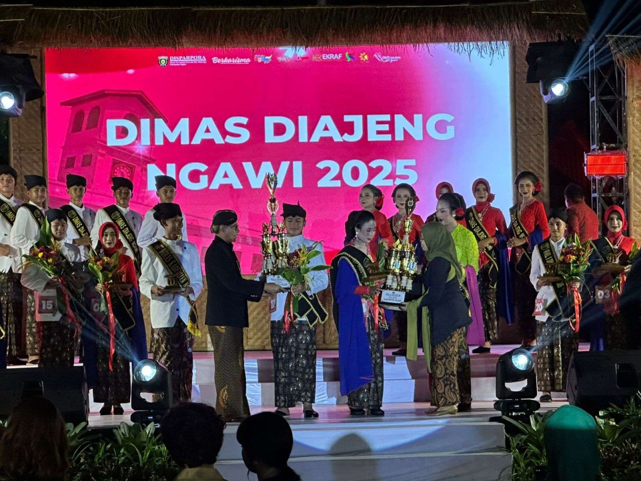 Penyerahan hadiah dan gelar Dimas Diajeng Ngawi 2025 kepada Fandy dan Renata