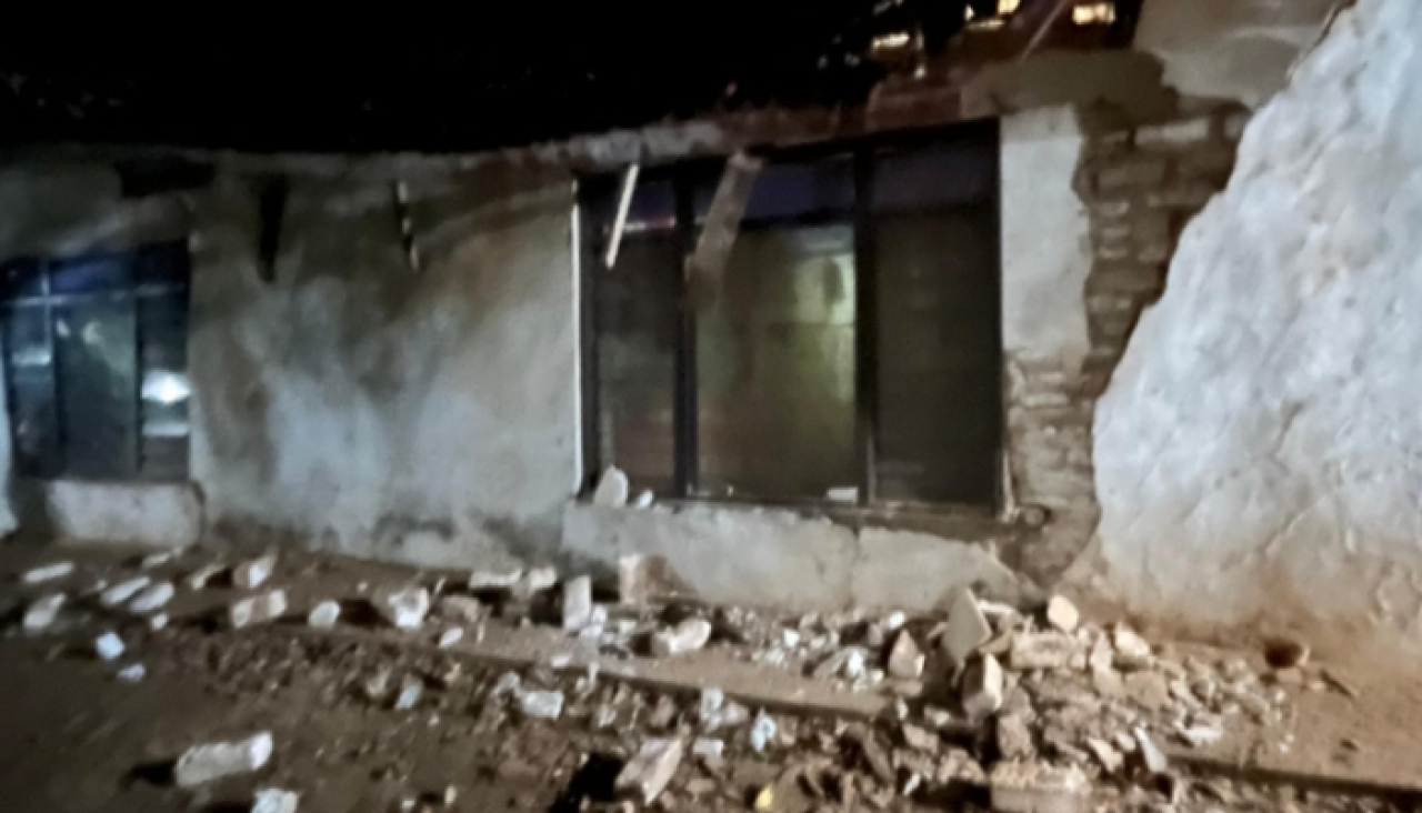 Slah satu rumah warga ambrol akibat getaran gempa yang terjadi di Sumenep