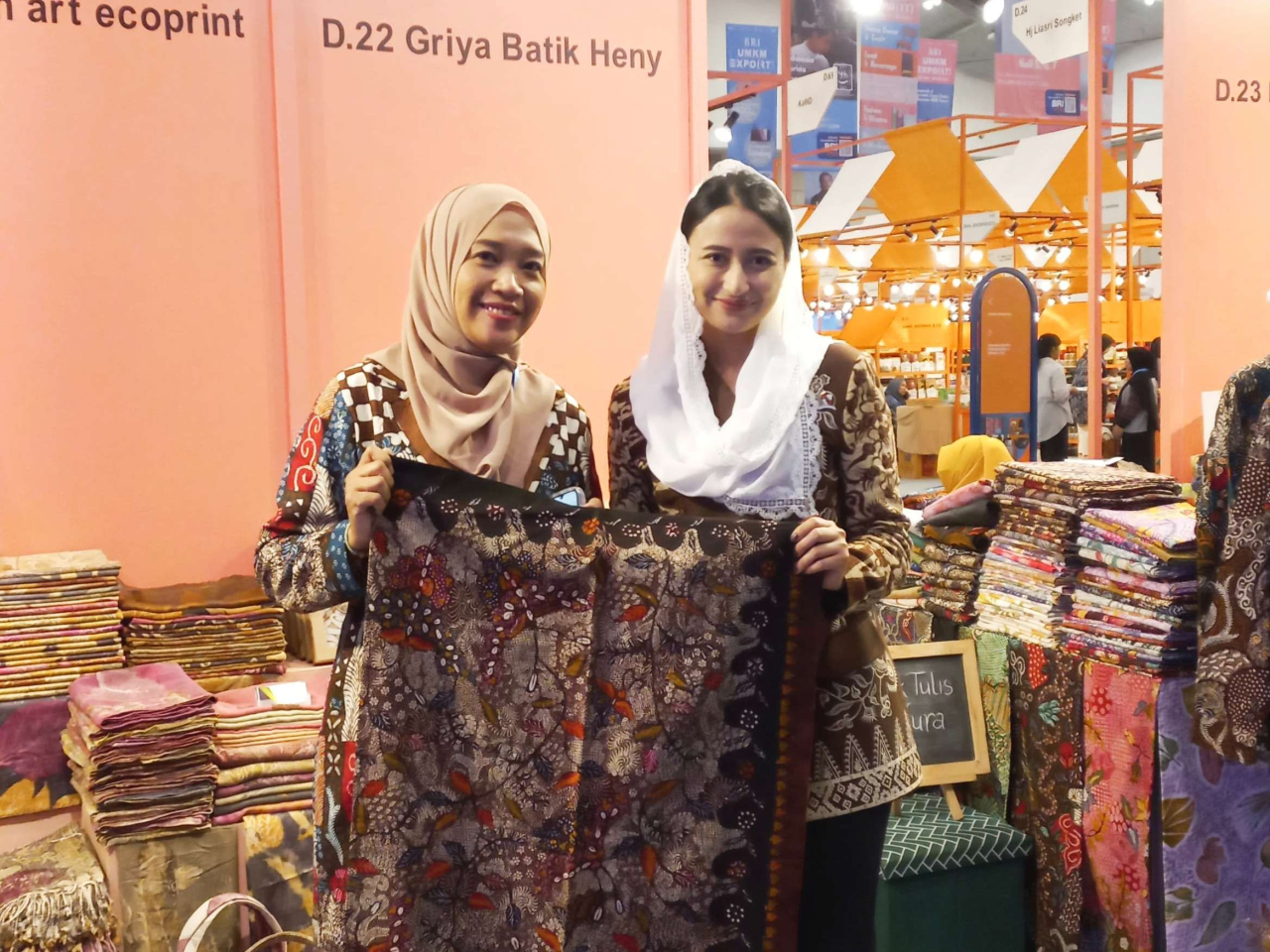 Perajin batik Sampang bersama Wamendag Roro Esti Widya