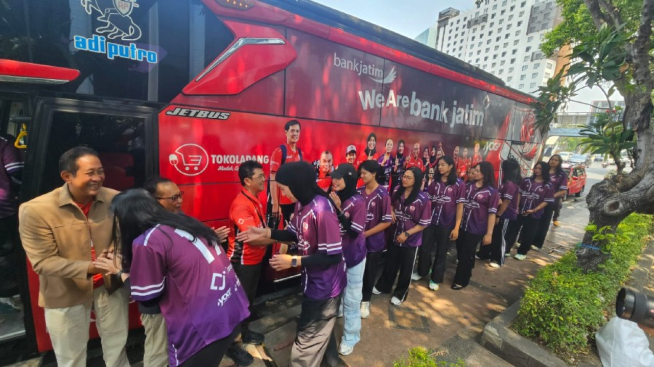 Kegiatan pelepasan tim voli Bank Jatim yang akan berlaga di babak Final Four Livoli Divisi Utama 2025 di GOR Ki Magesti, Magetan