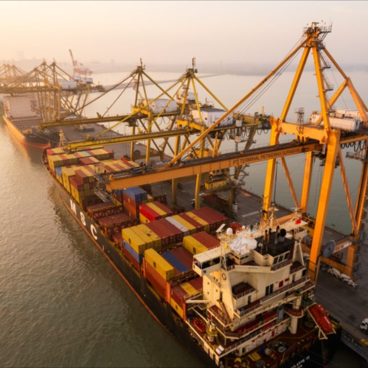 PT Terminal Petikemas Surabaya (TPS) menerima beberapa anugerah dalam Pelindo Award