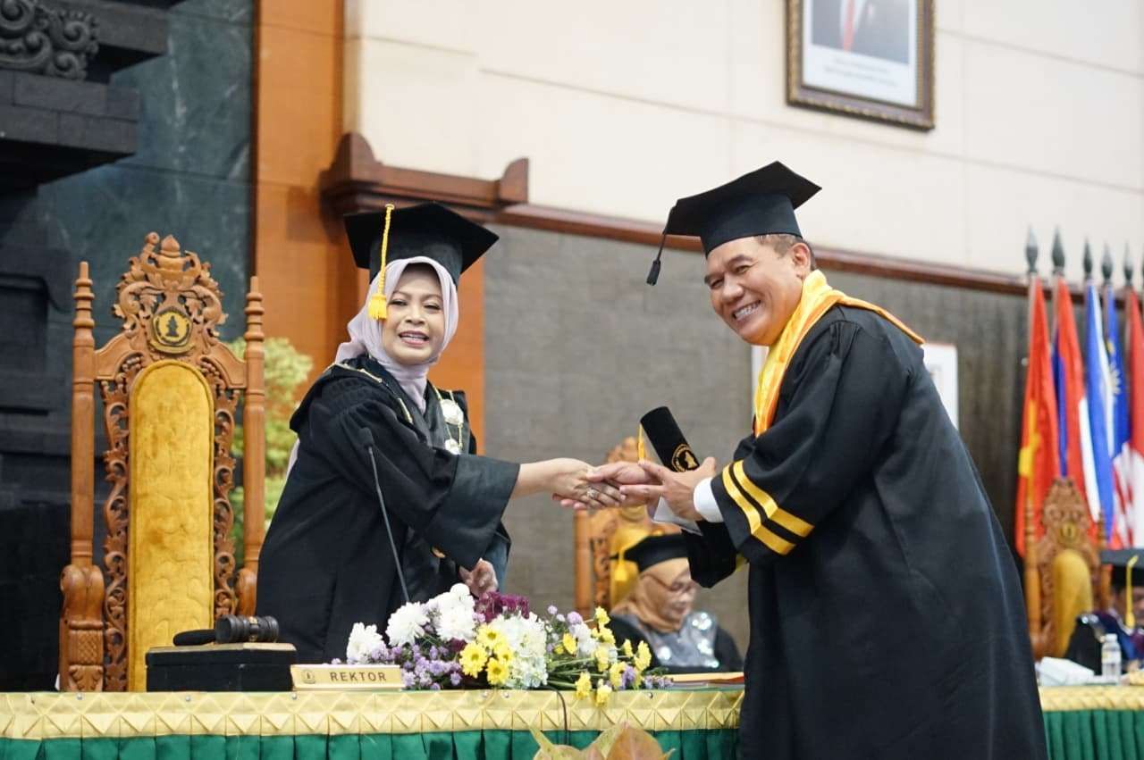 Bambang Harjo Soekartono (BHS), mendapat gelar magister ilmu politik dalam wisuda di Universitas Wijaya Kusuma Surabaya (UWKS)