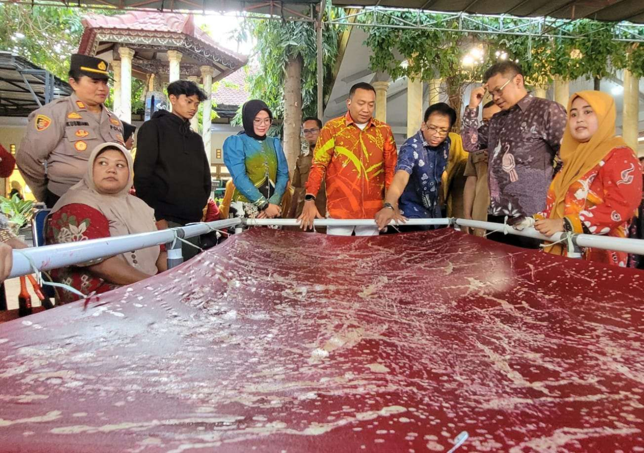 Kegiatan perajin Batik Ciprat, hasil karya sekumpulan disabilitas di Desa Kedungdowo, Kecamatan Arjasa, Kabupaten Situbondo