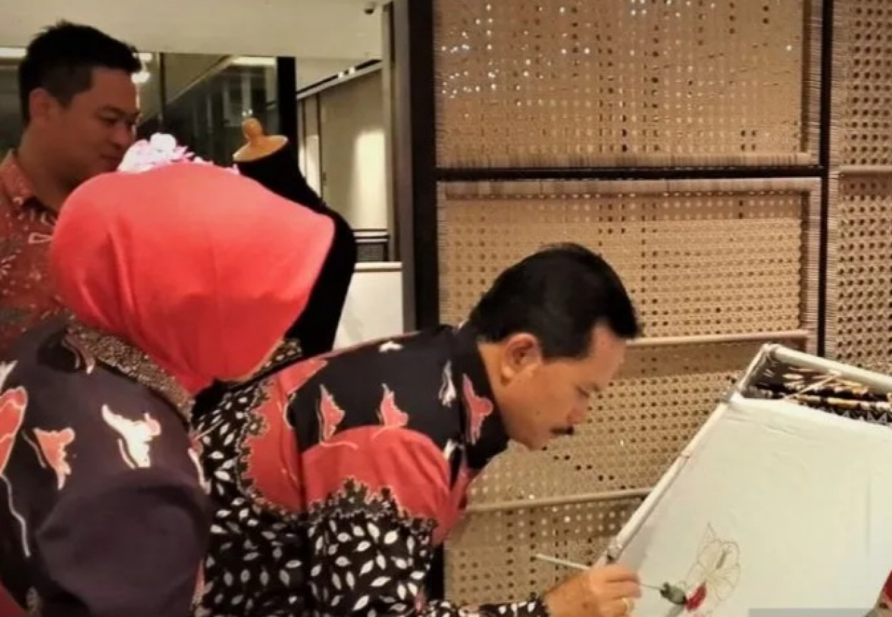 Wali Kota Madiun Maidi saat menorehkan coretan batik di Hotel Mercure